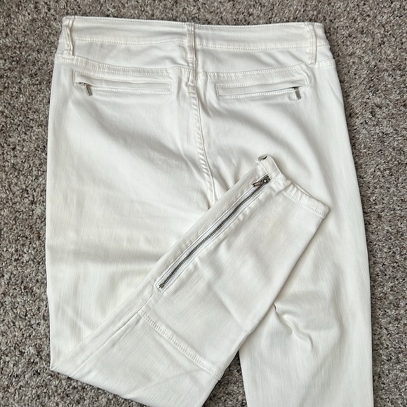 White stretchy Bebe jeans size 28.like new.Zippers on the bottom. - Picture 2 of 8